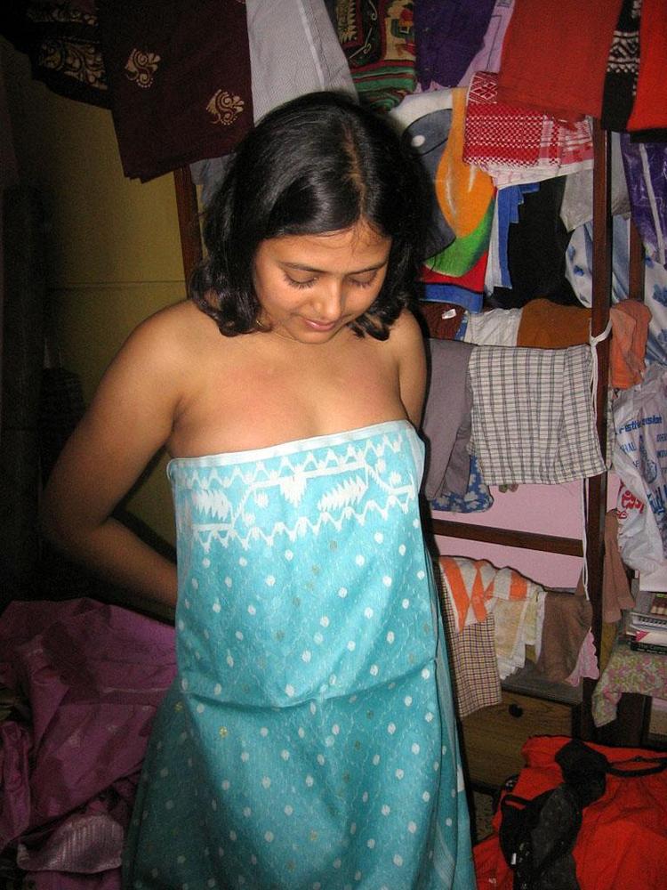 Cute Abitha Aunty Saree Candid Panties and Nudes